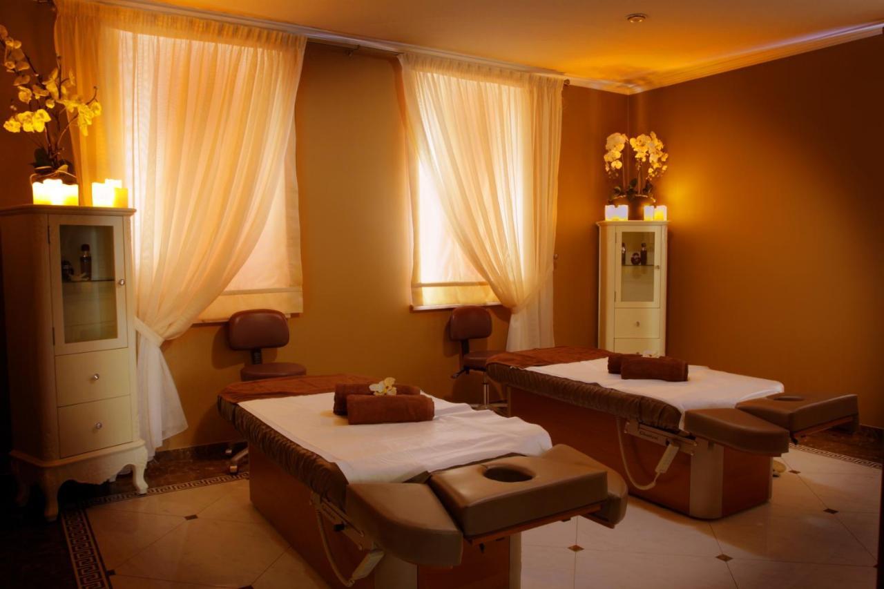 Palac & Wellness *